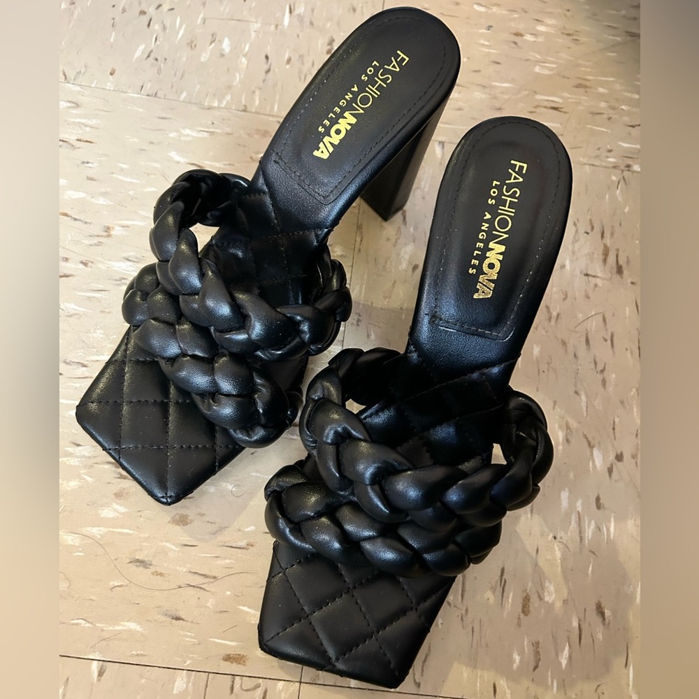 Black fashion, nova high, heeled sandals.